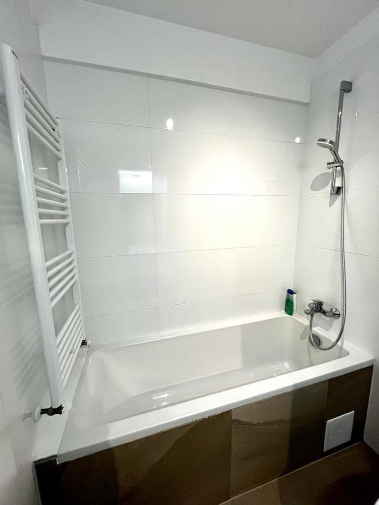 New Cozy In Near Airport Otopeni