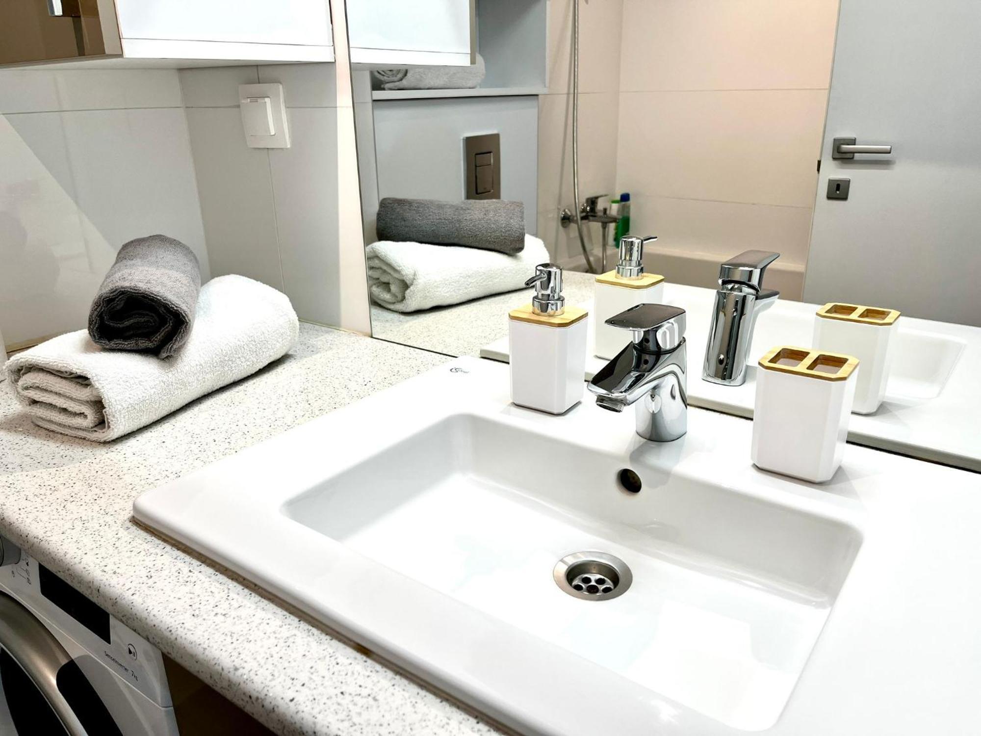 New Cozy In Near Airport * Otopeni